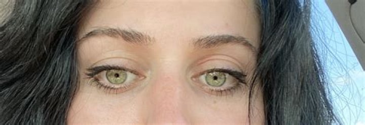 Can green eyes have gold in them?